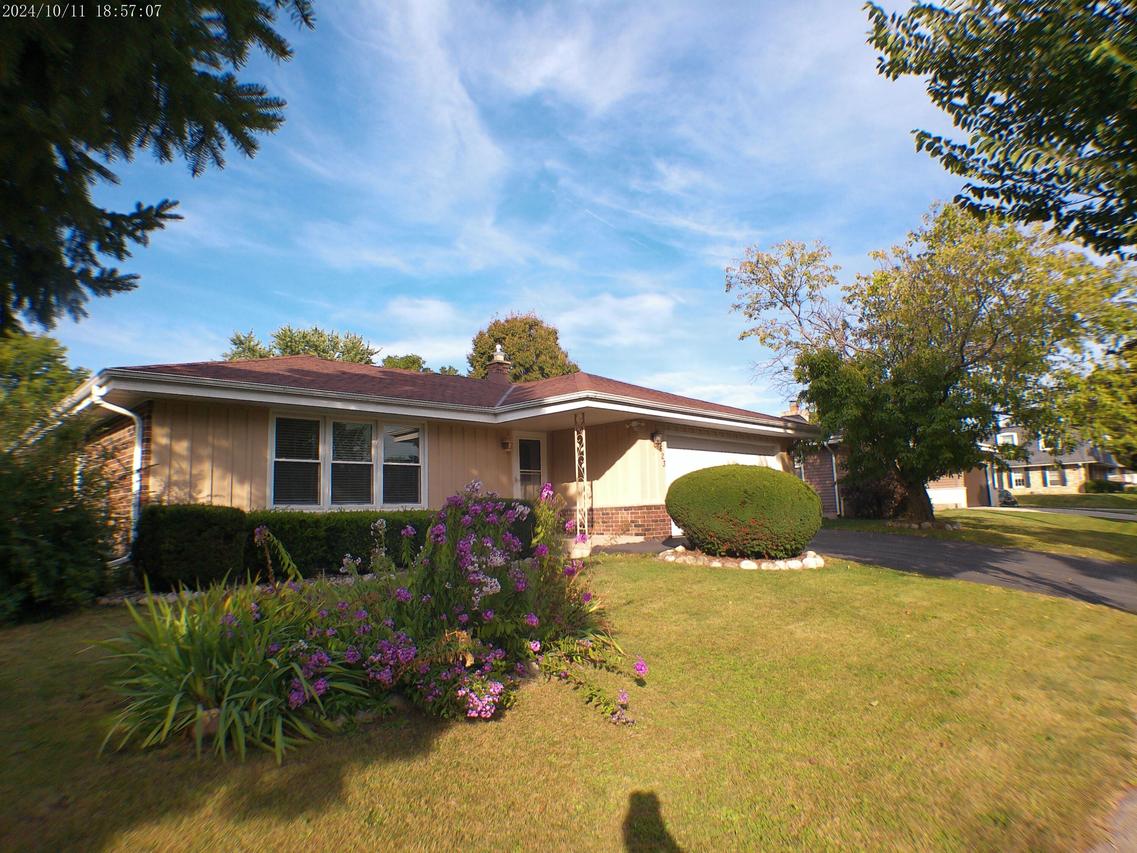 1523 David Ln, Waukesha, WI 53186