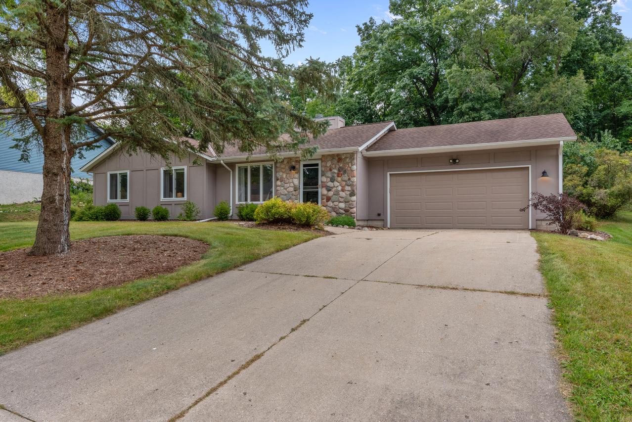 809 Crescent Ln, Hartland, WI 53029
