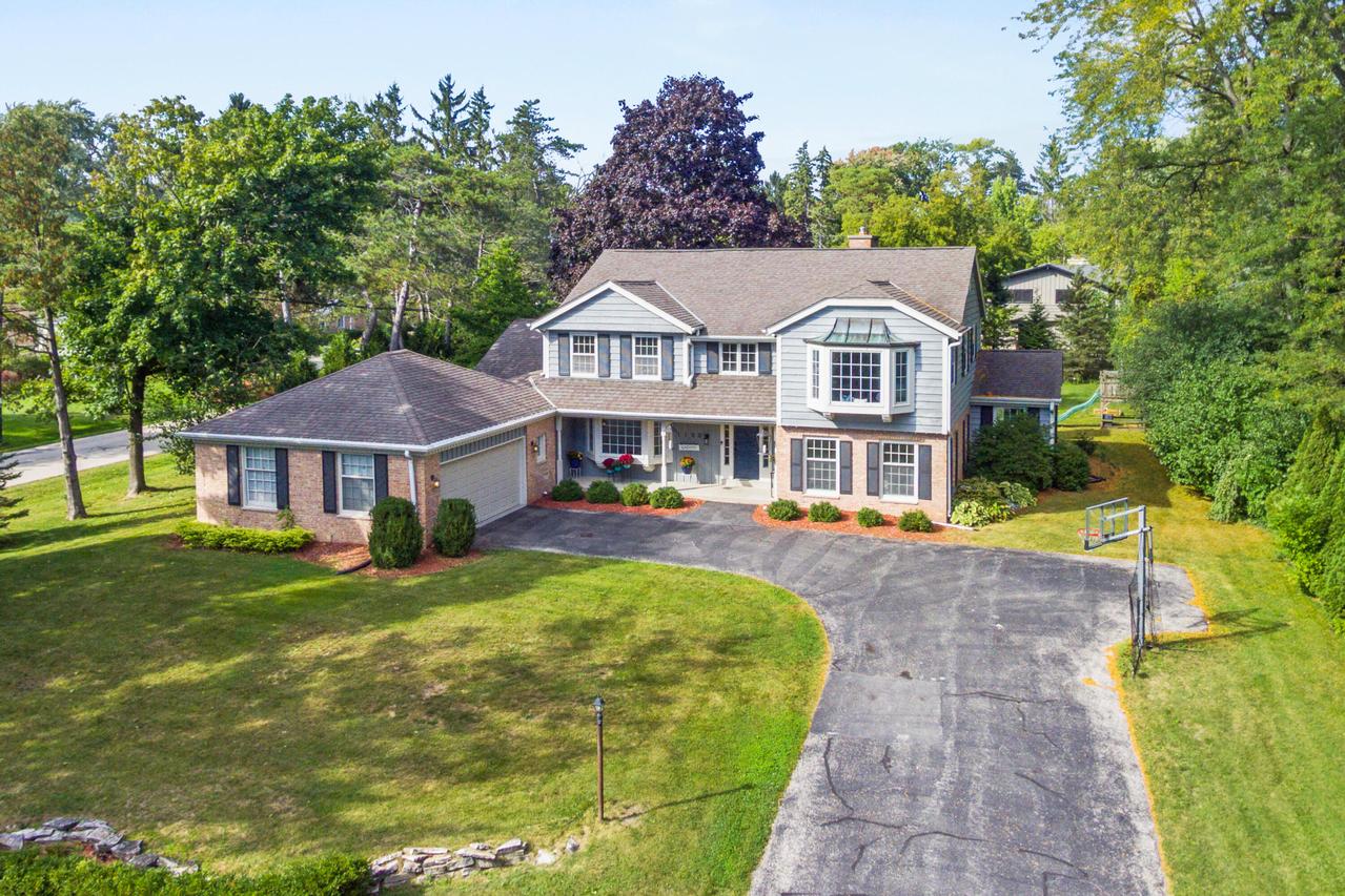 1100 E Donges Ct, Bayside, WI 53217