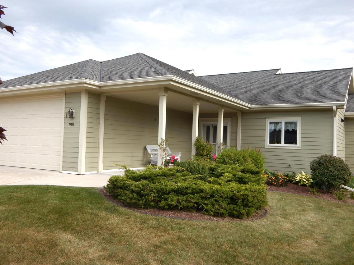 901 Hawthorne Ct, Manitowoc, WI 54220