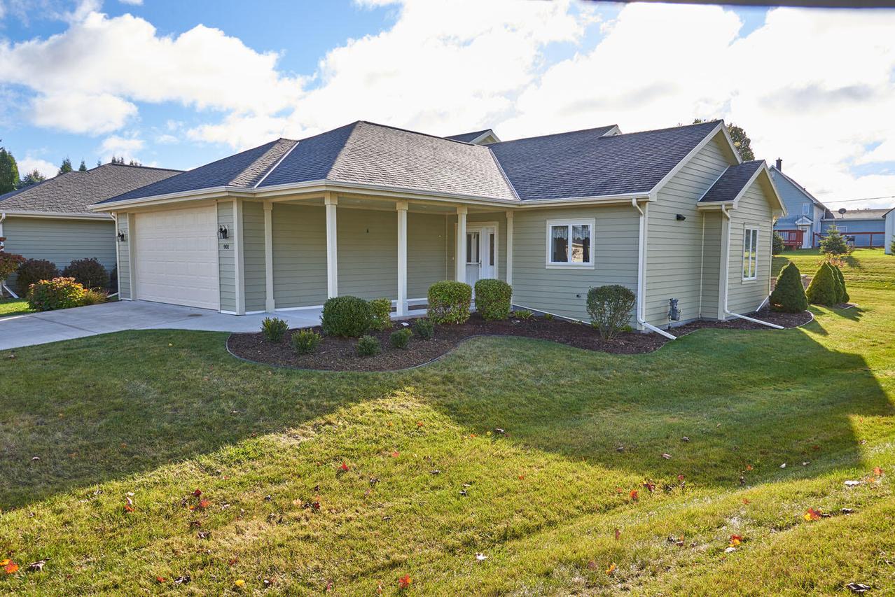 901 Hawthorne Ct, Manitowoc, WI 54220
