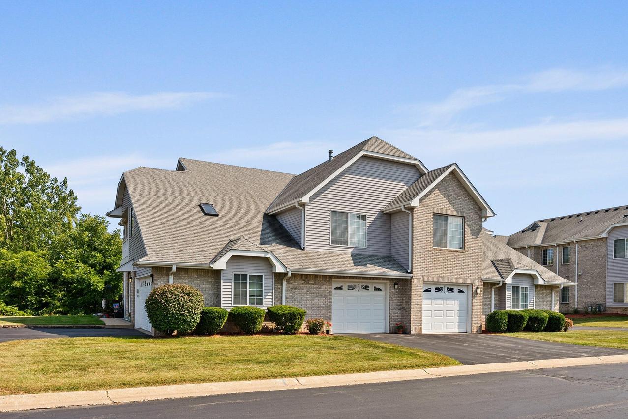 6910 S Rolling Meadows, Oak Creek, WI 53154