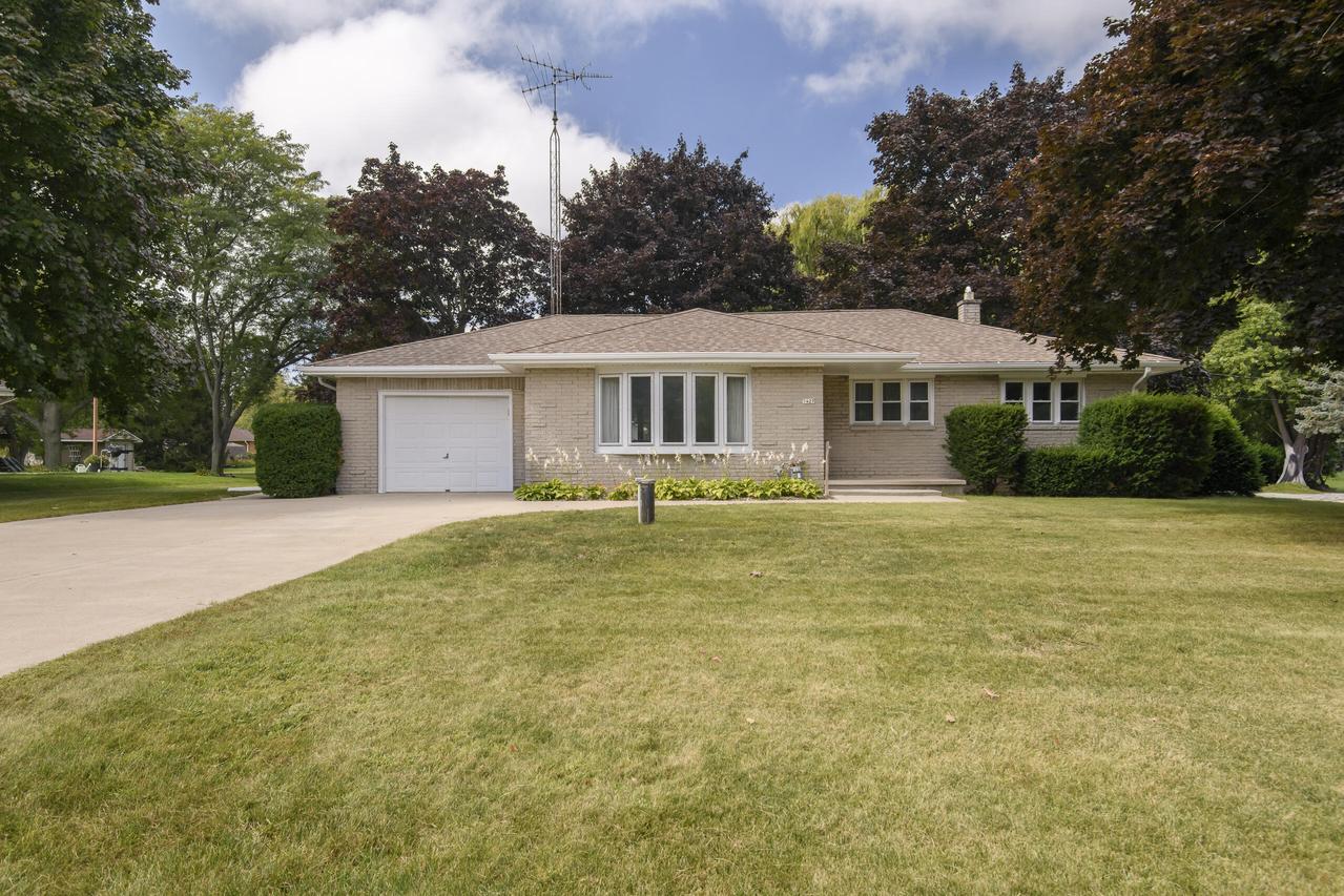 7427 S Shepard Ave, Oak Creek, WI 53154