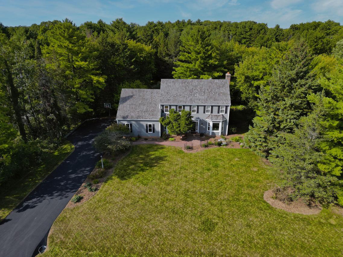 389 Juniper Ct, Delafield, WI 53018