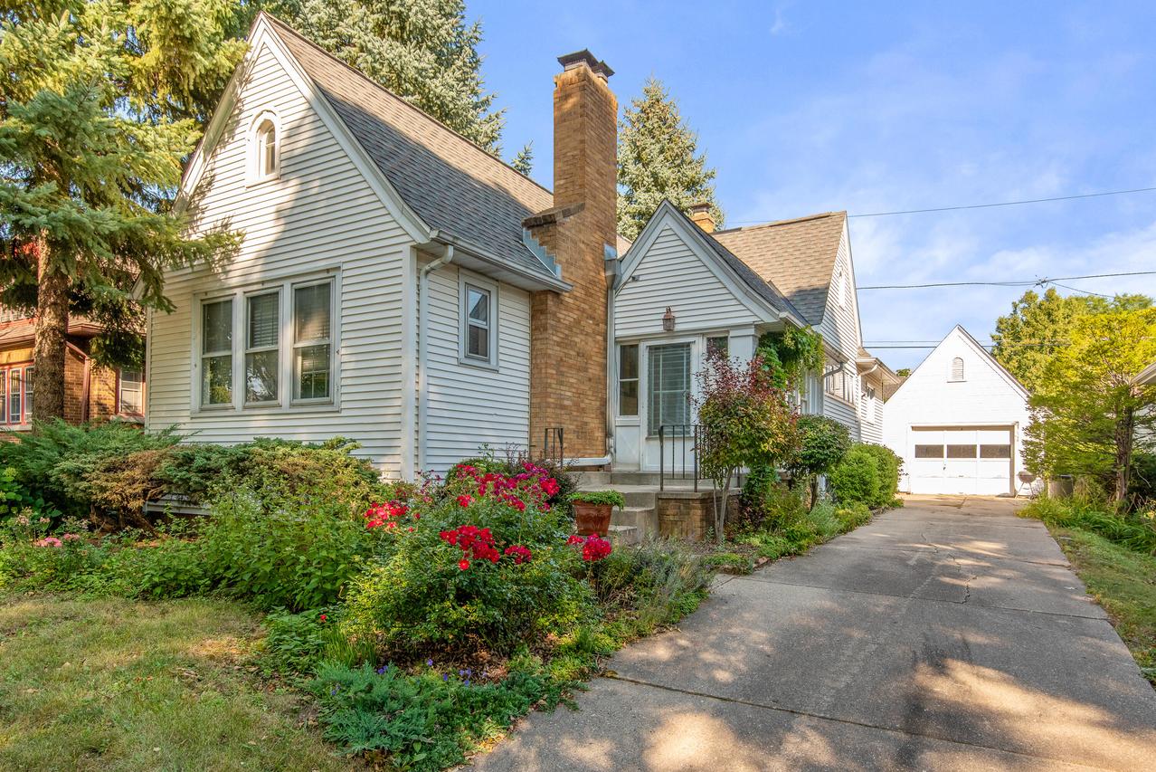2538 N 66th St, Wauwatosa, WI 53213