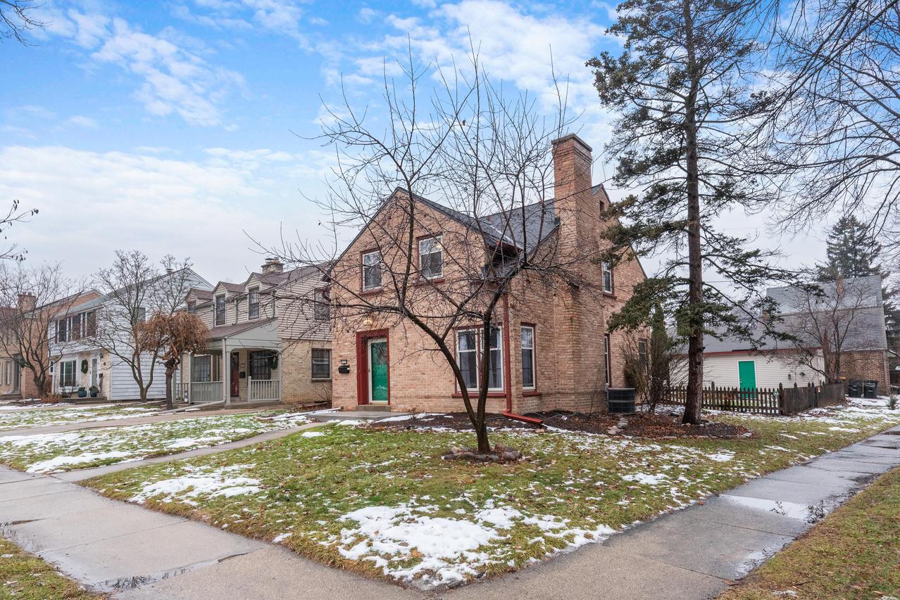8302 Currie Ave, Wauwatosa, WI 53213