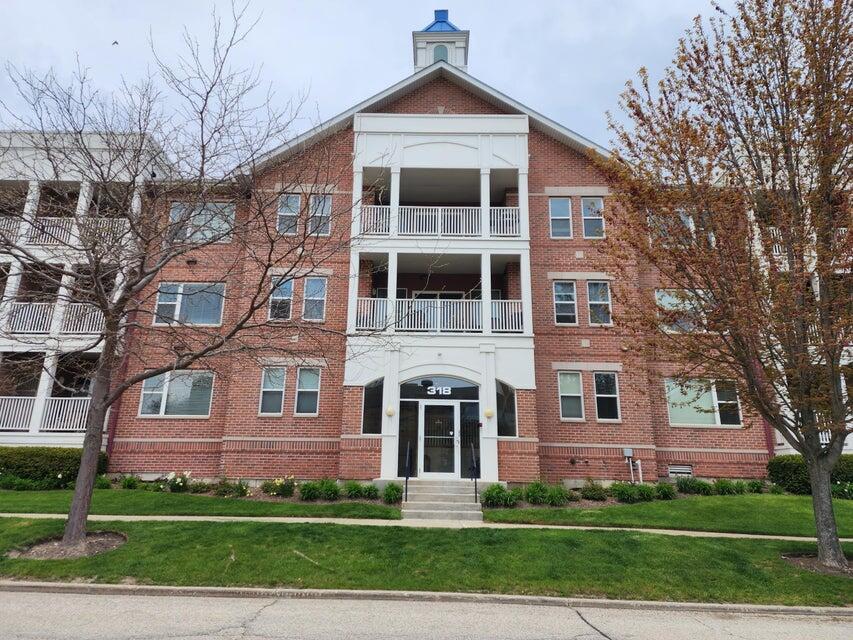 318 57th St #202, Kenosha, WI 53140