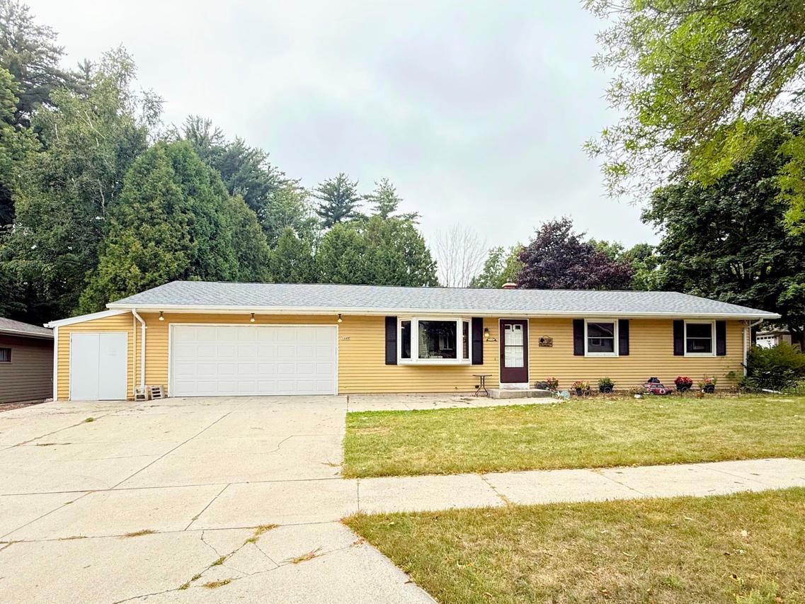 1607 Camelot Blvd, Sheboygan, WI 53081