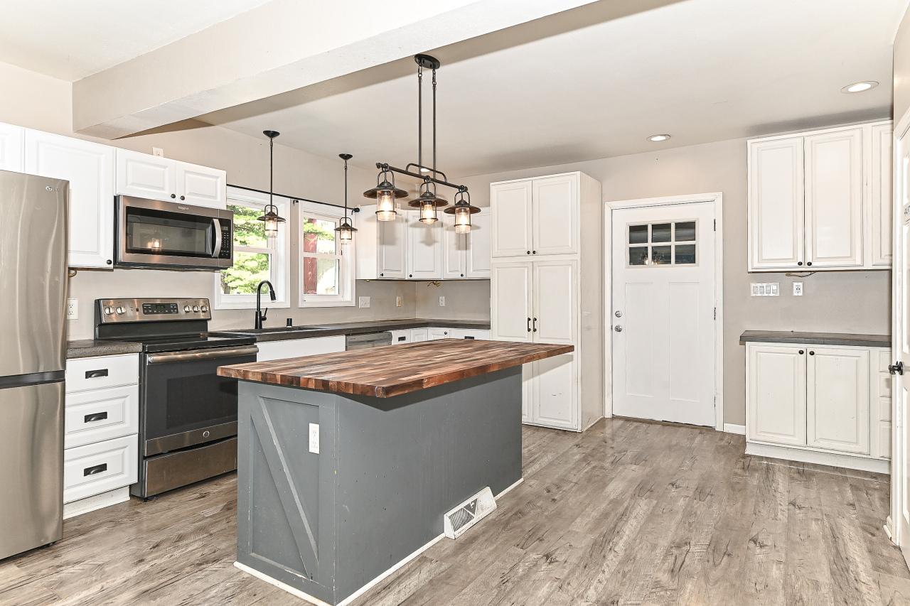 38518 Sunset Dr, Summit, WI 53066