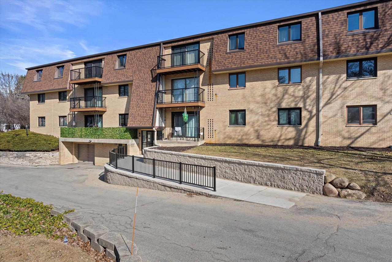 3239 S 58th St #310, Milwaukee, WI 53219