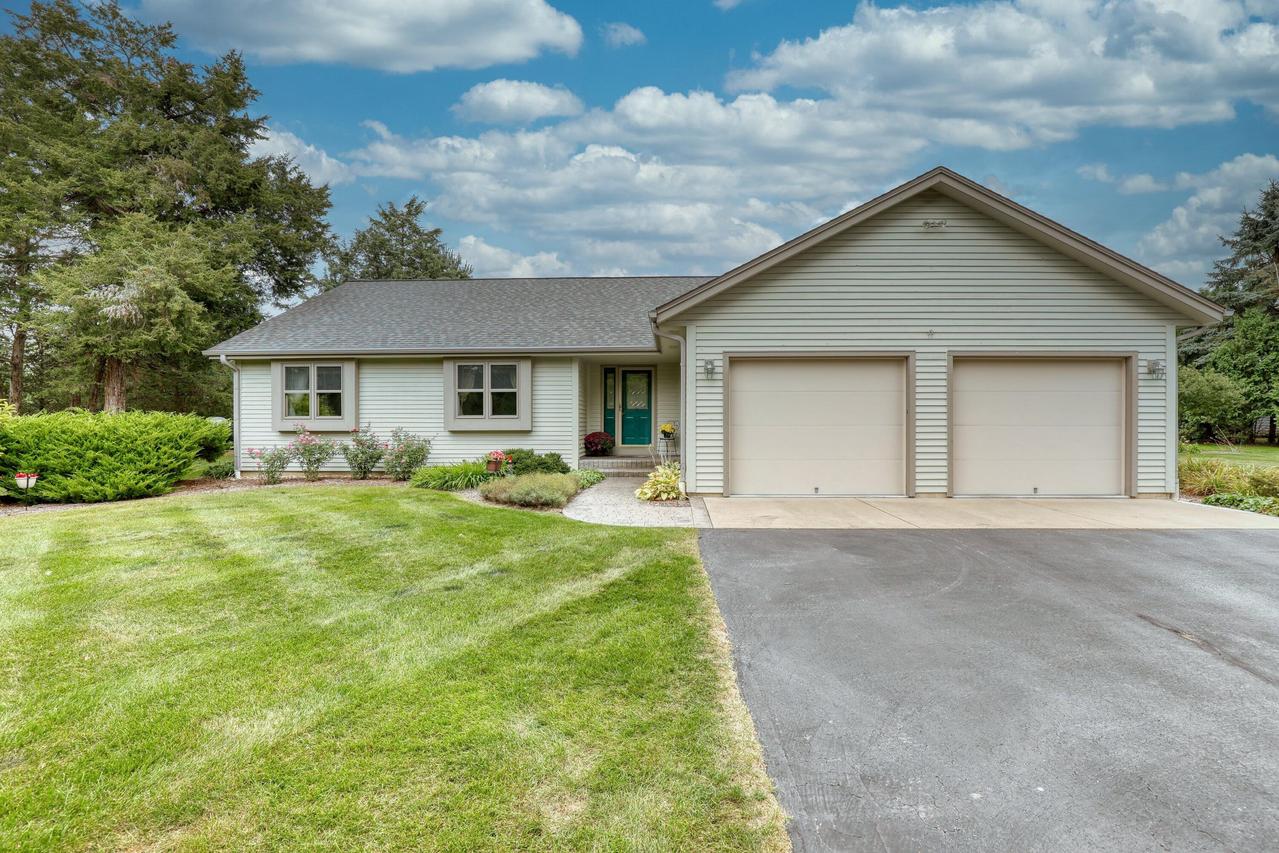 3202 N Silver Cedar Rd, Summit, WI 53066