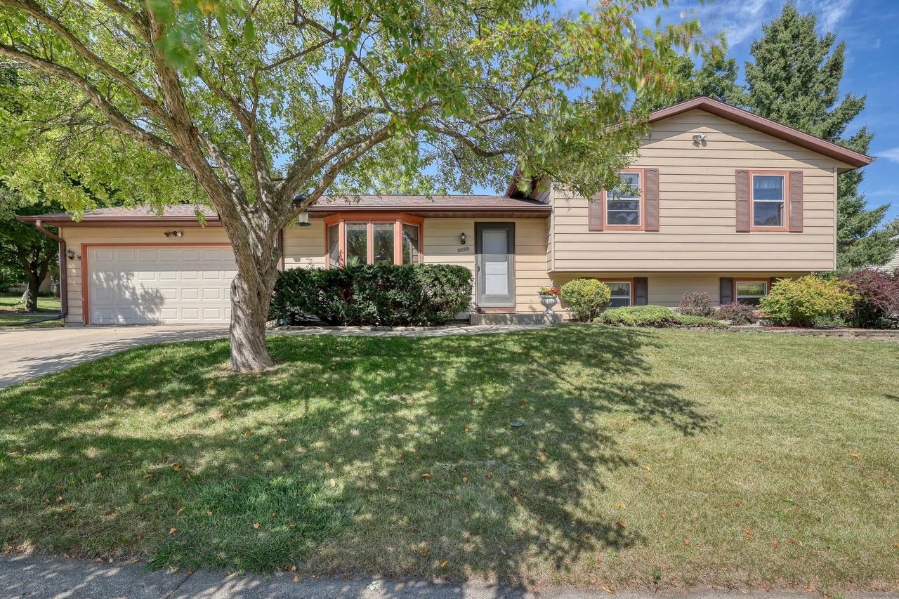 2150 Kensington Dr, Waukesha, WI 53188
