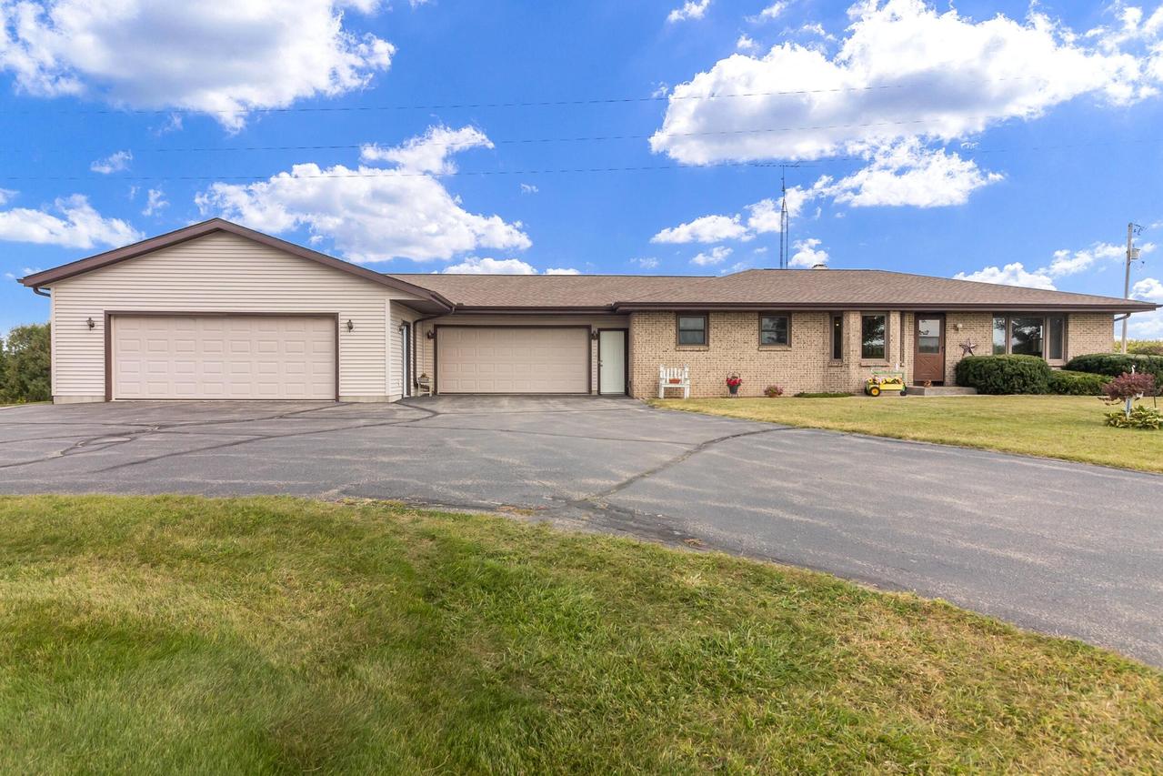 W9342 Creek Rd, Darien, WI 53114