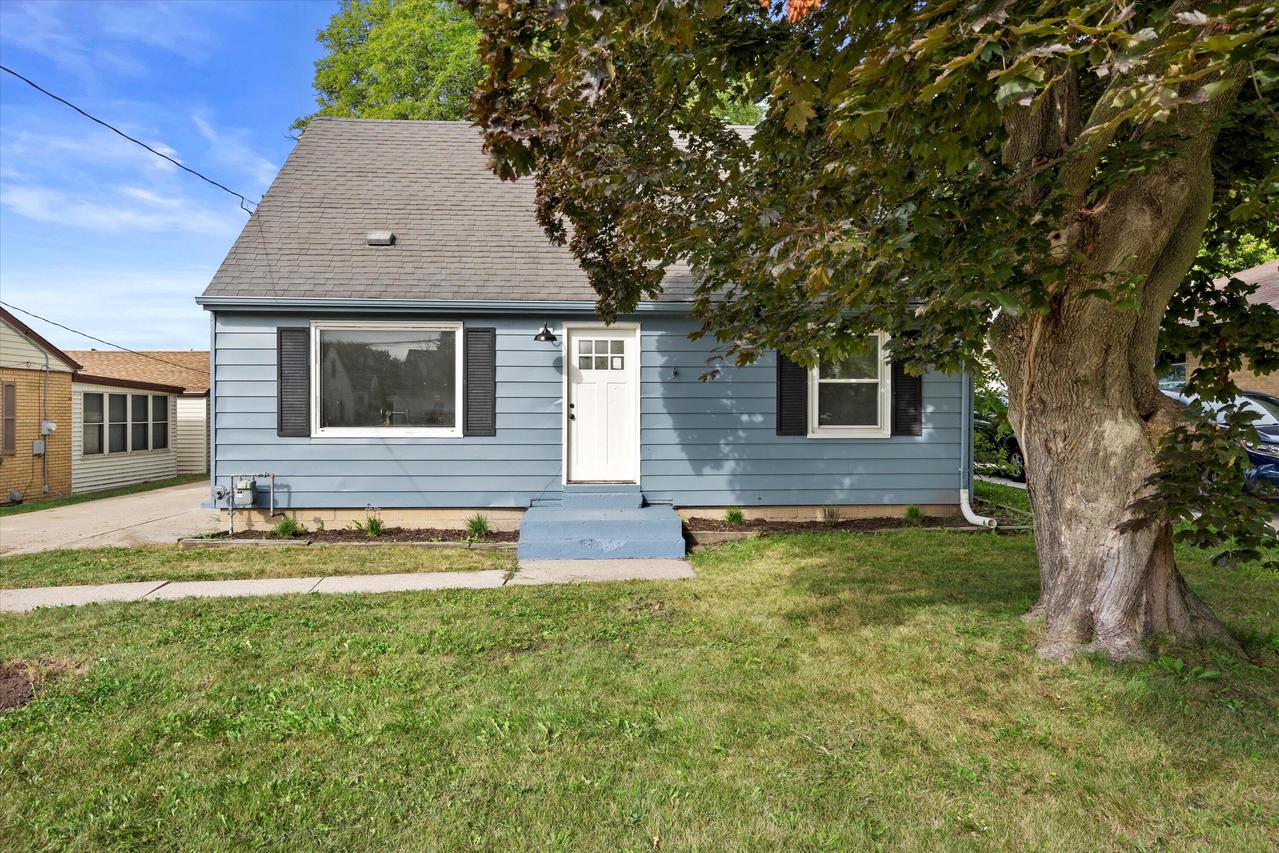 4561 S Kansas Ave, Saint Francis, WI 53235