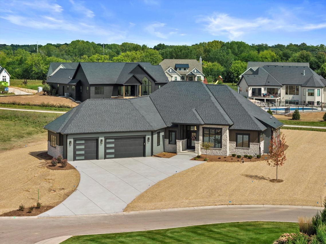 4077 Hawthorn Farm Ct, Delafield, WI 53058