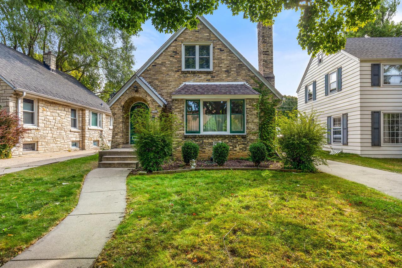 2908 N 69th St, Milwaukee, WI 53210
