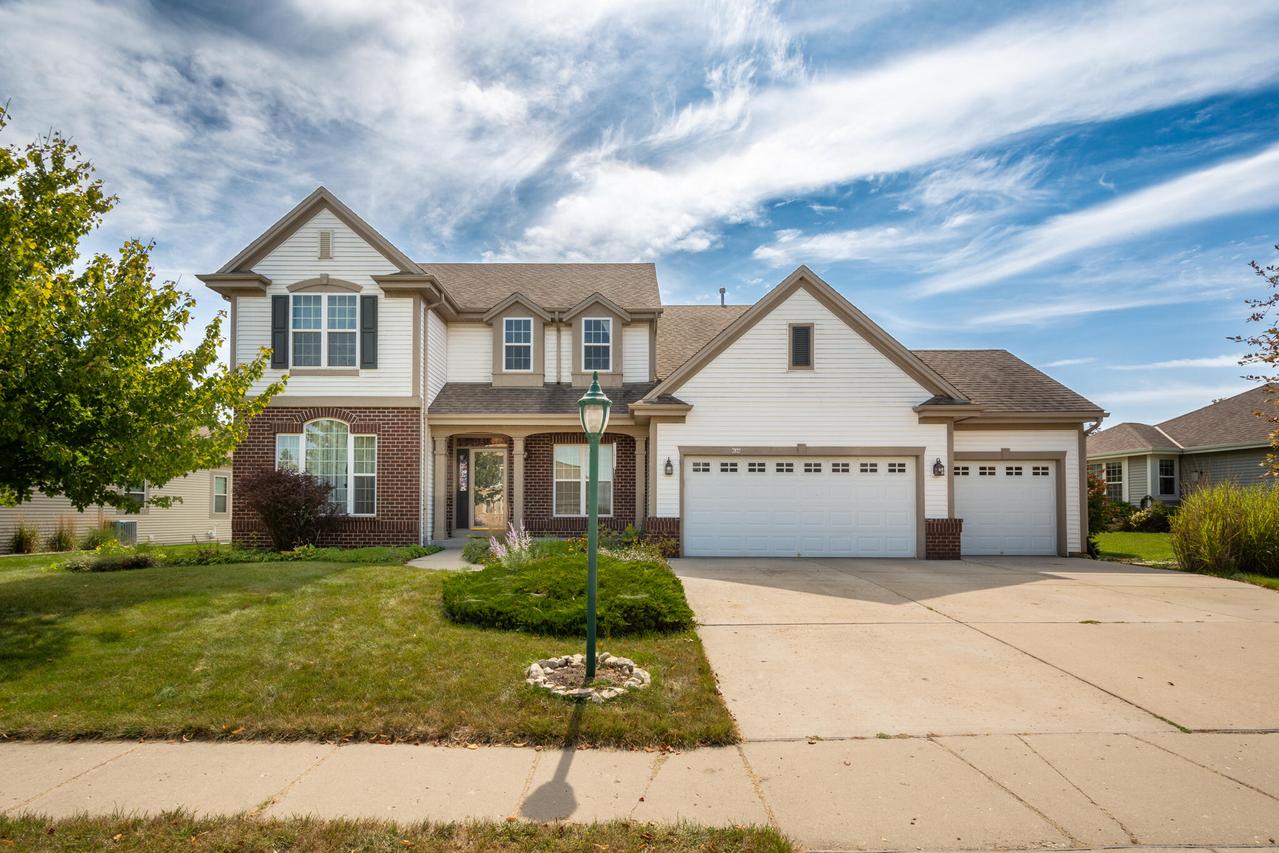 636 Cherrywood Dr, Waterford, WI 53185