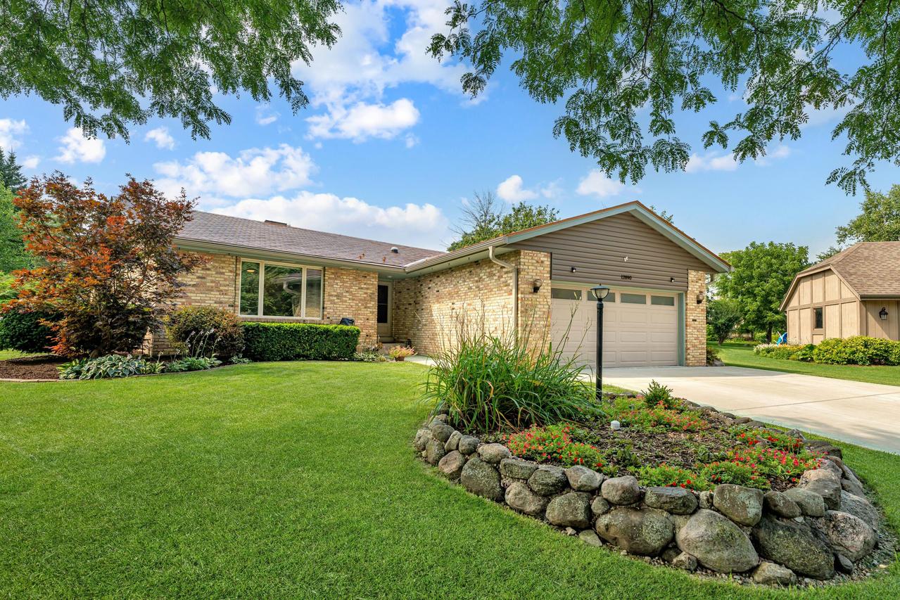 12890 W Scarborough Ct, New Berlin, WI 53151