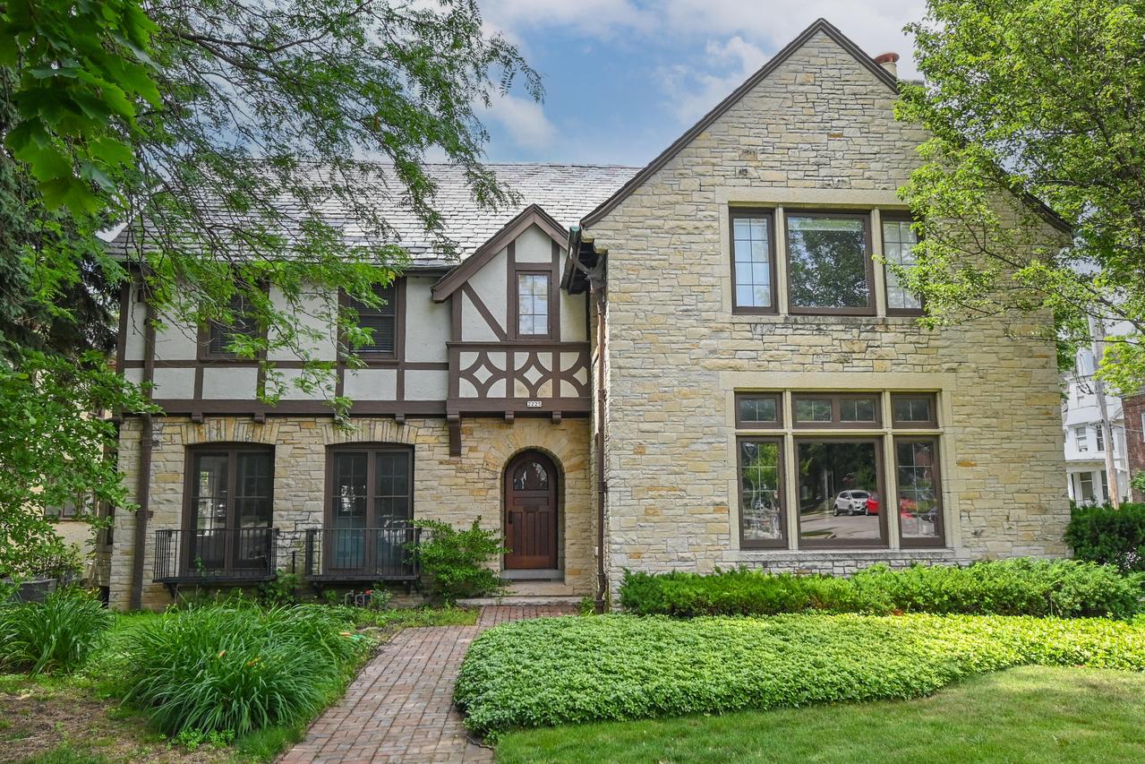 2225 N Lake Dr, Milwaukee, WI 53202