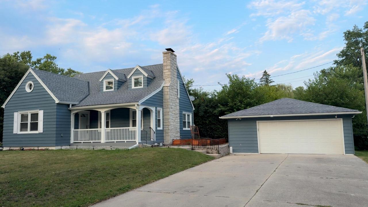 4578 N 103rd St, Wauwatosa, WI 53225