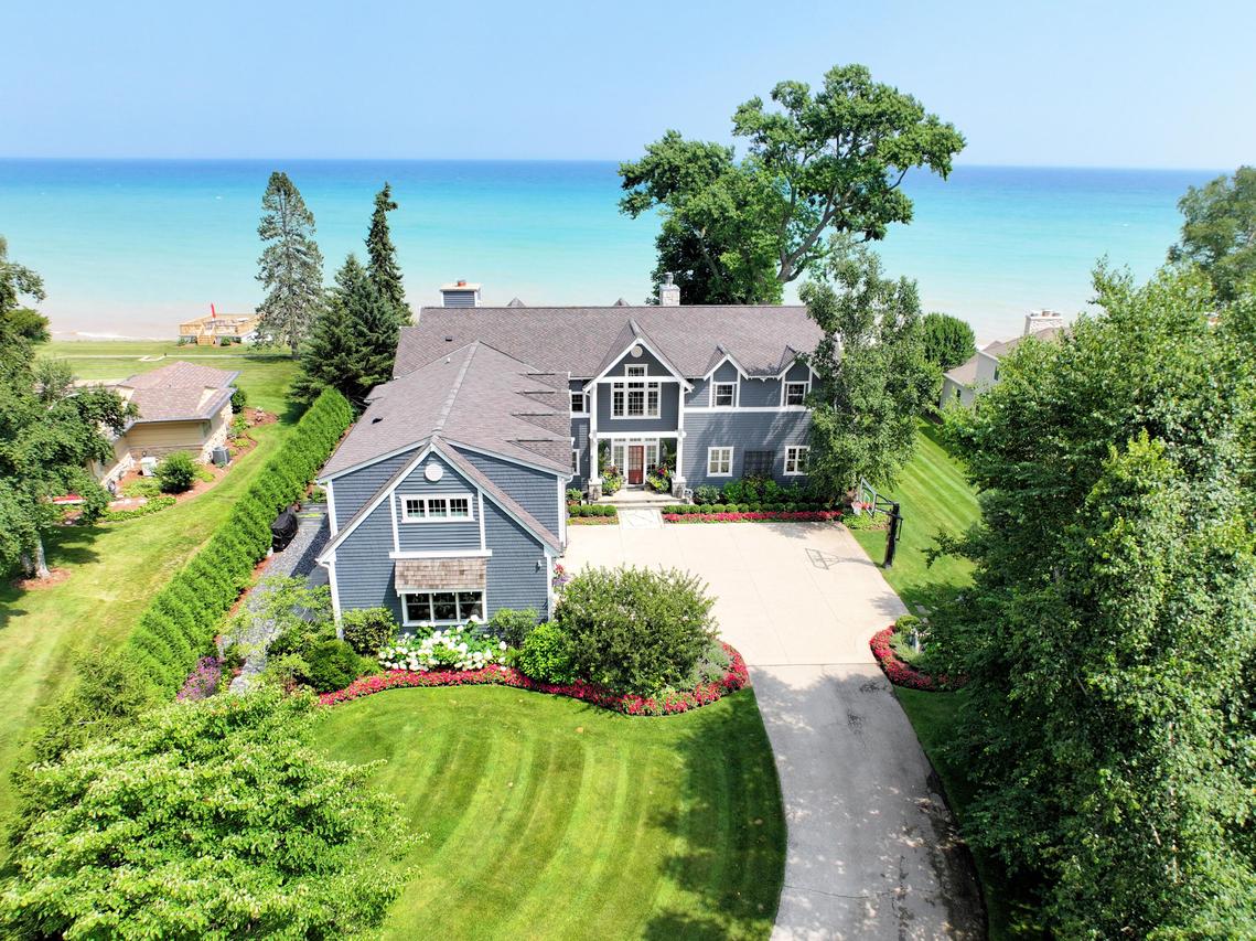 8100 N Beach Dr, Fox Point, WI 53217