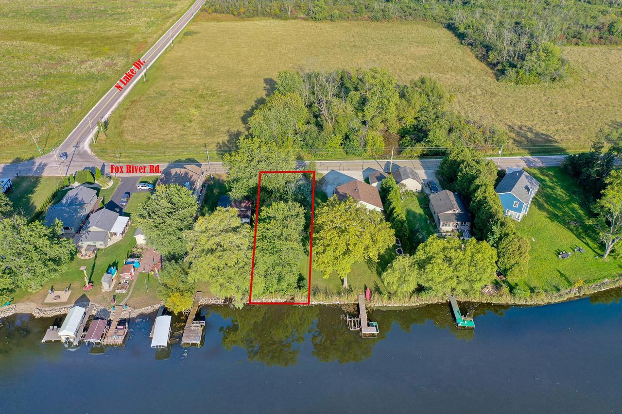 7914 Fox River, Waterford, WI 53185