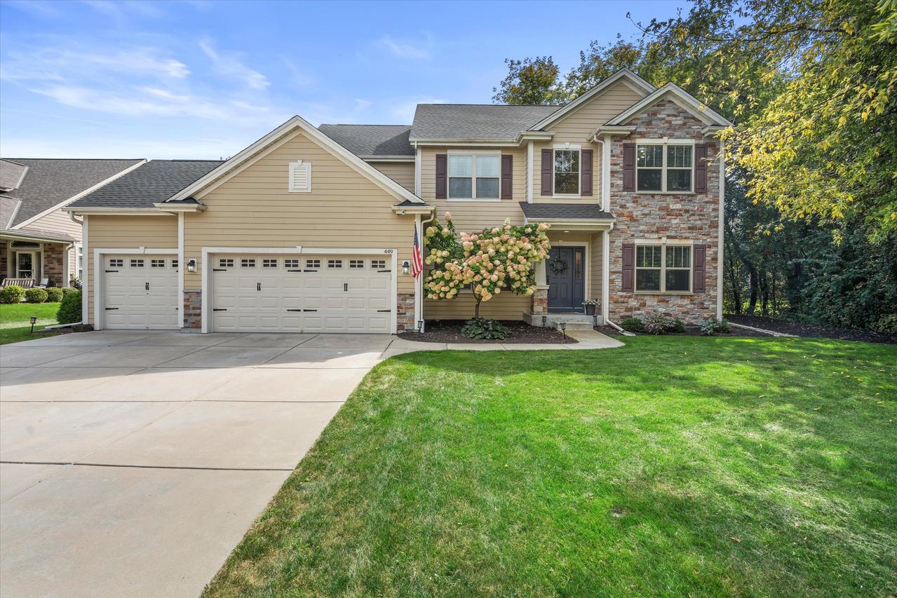 449 Lake Bluff Dr., Oconomowoc, WI 53066