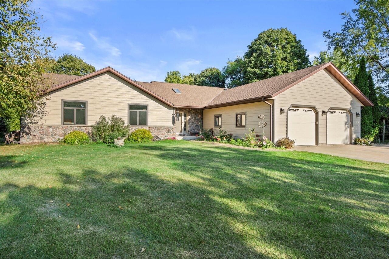 1882 Butternut Ln, Cedarburg, WI 53024