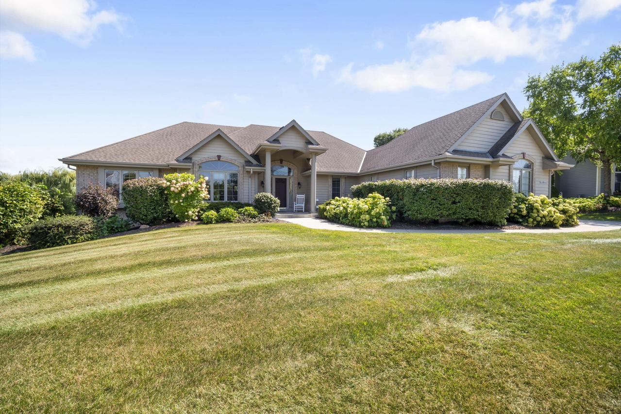 W130N6462 Crestwood Dr, Menomonee Falls, WI 53051