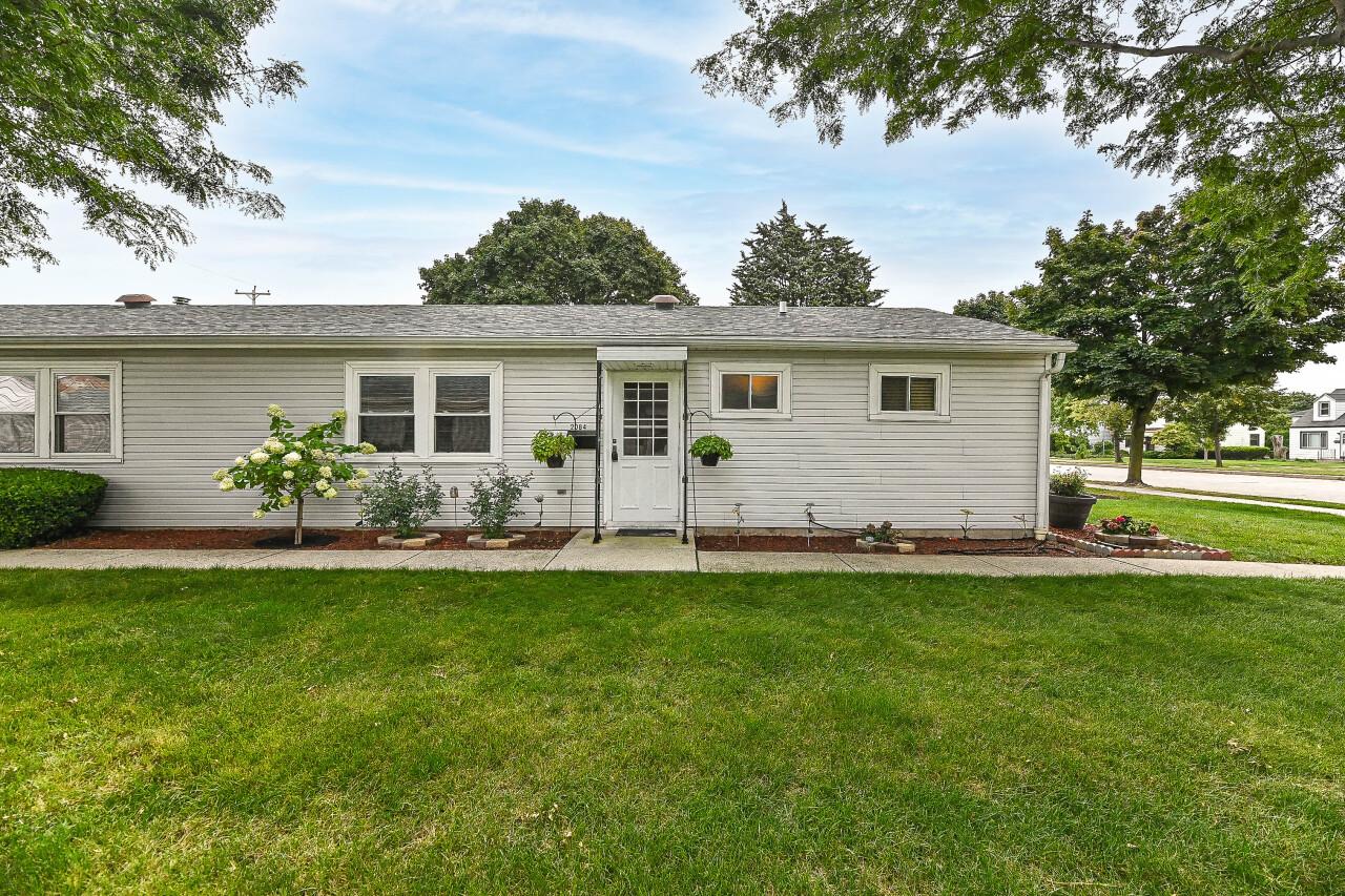 2084 W Howard Ave, Milwaukee, WI 53221