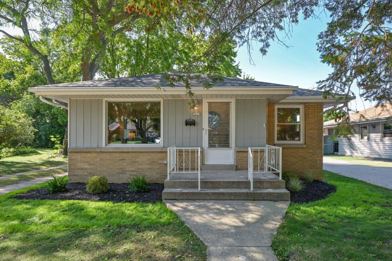 3669 S Quincy Ct, Milwaukee, WI 53207