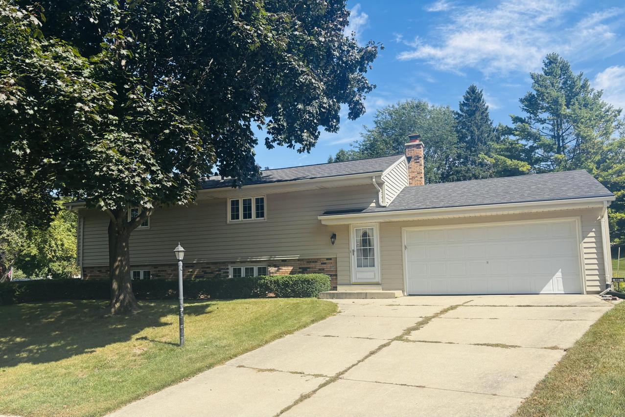 605 Rawlins Dr, Waukesha, WI 53189