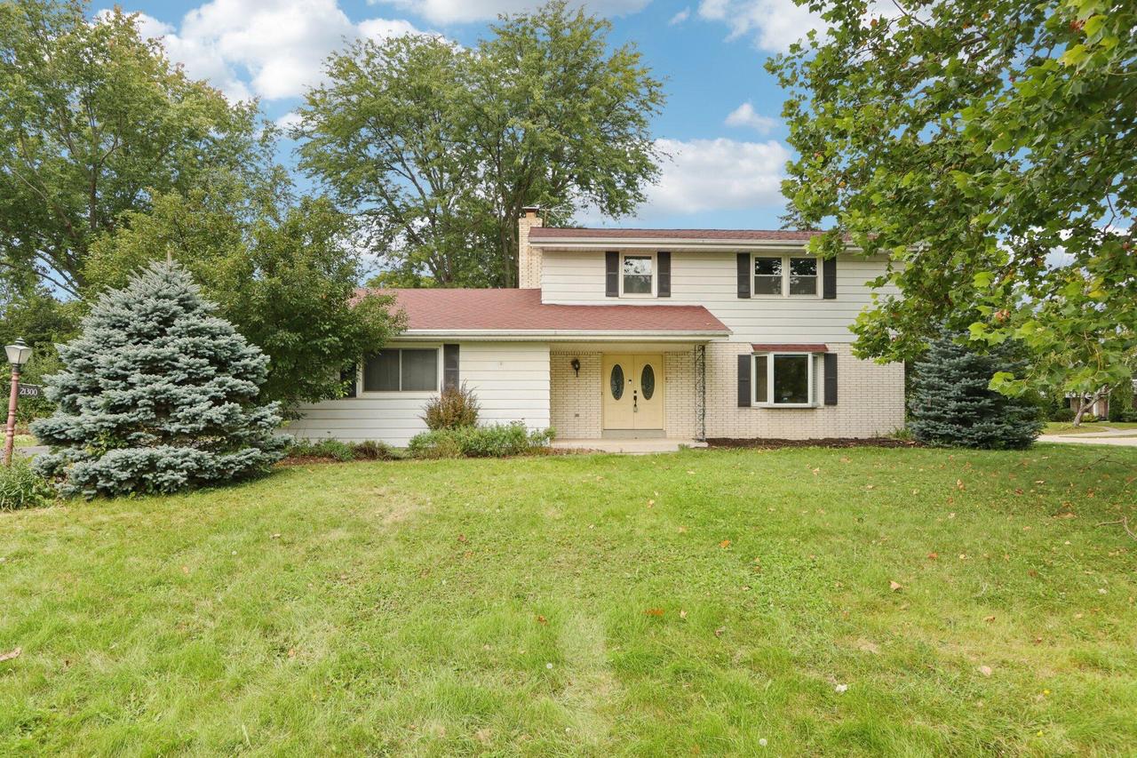 21300 Astolat Dr, Brookfield, WI 53045
