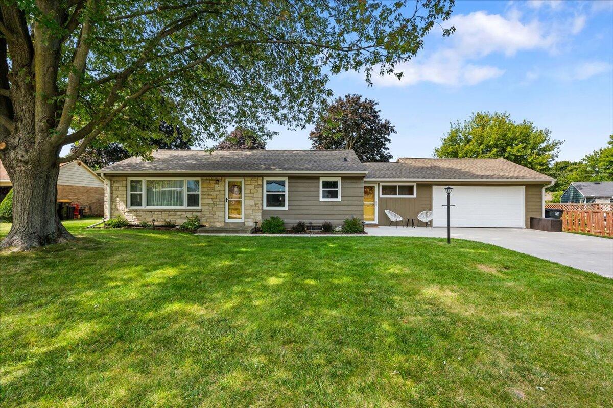 3183 N 106th St, Wauwatosa, WI 53222