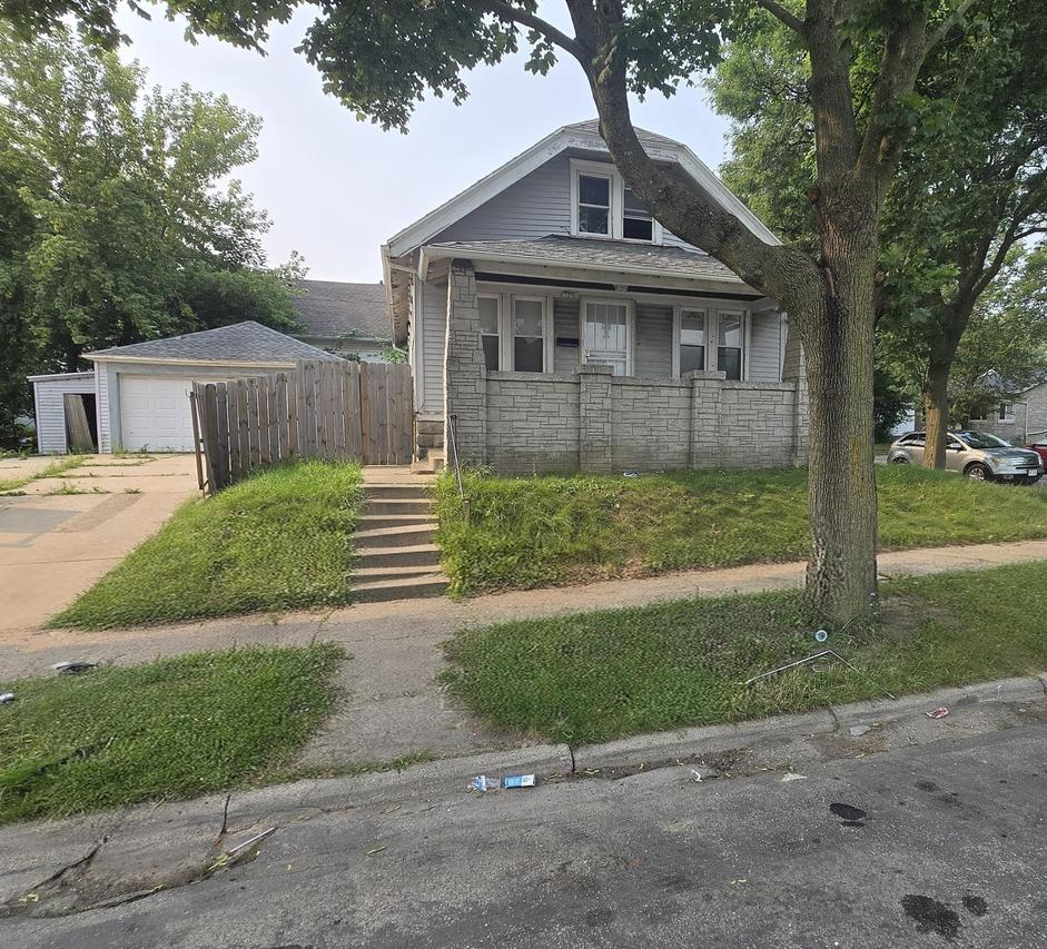 5327 W Wright St, Milwaukee, WI 53208