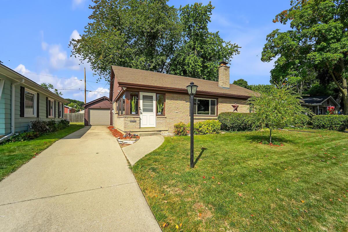 220 Mertens Ave, Racine, WI 53405