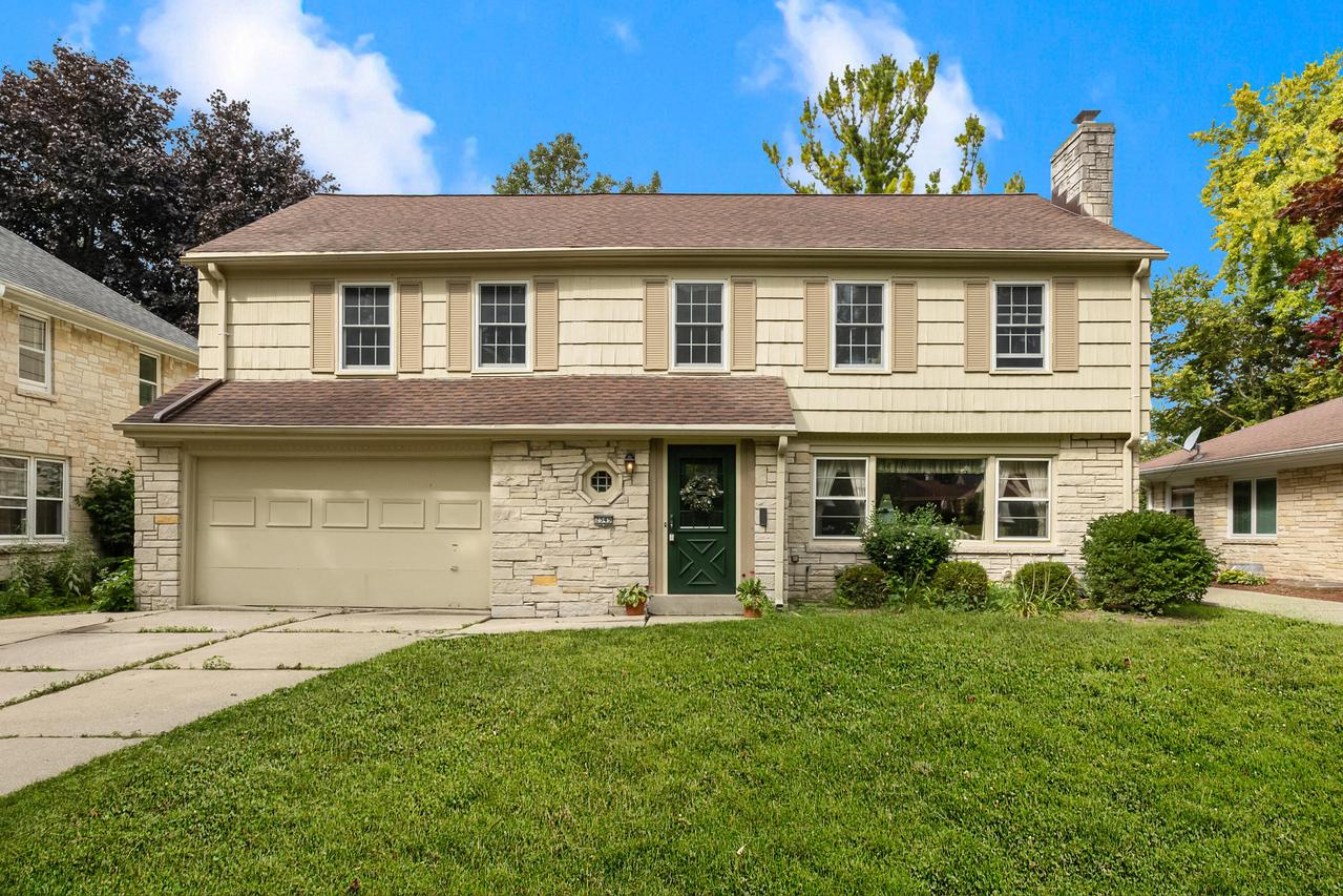 2545 N Swan Blvd, Wauwatosa, WI 53226