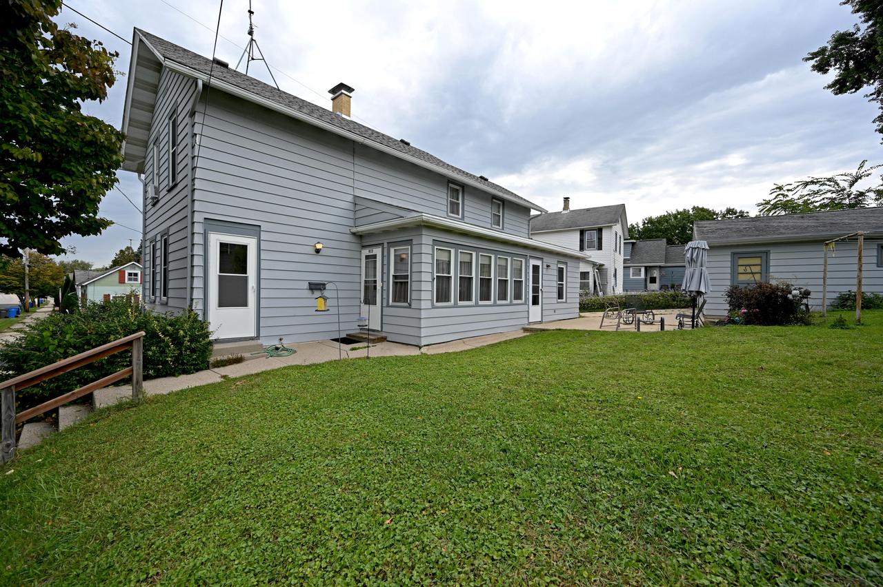 915 N Second St, Watertown, WI 53098