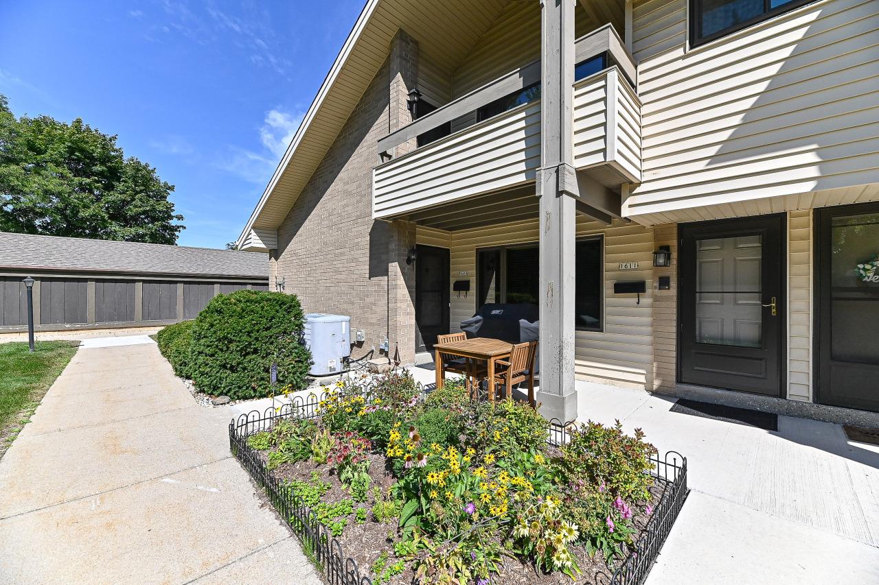 1611 S Carriage Ln, New Berlin, WI 53151
