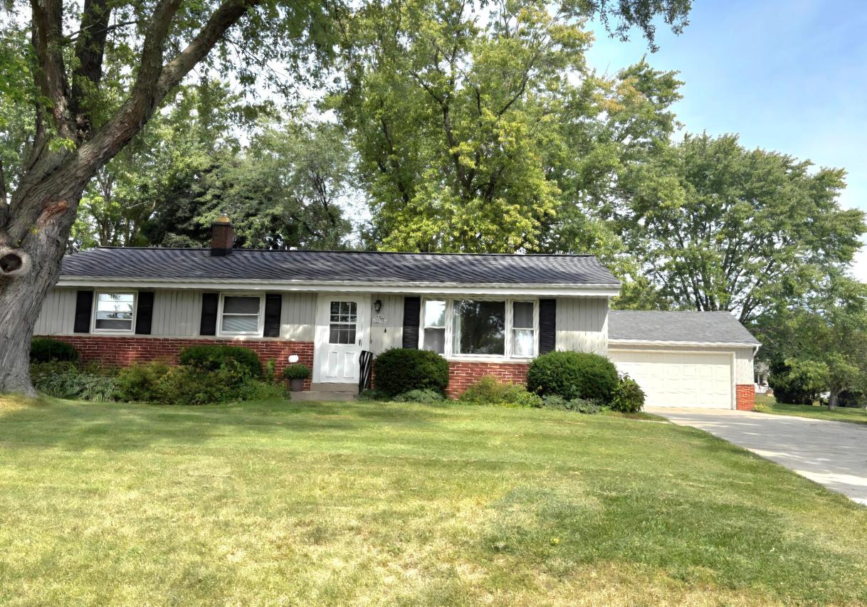 N62W23794 Hickory Dr, Sussex, WI 53089