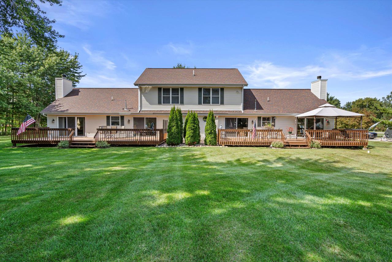W380N6368 Florence Ln #W380N6370, Oconomowoc, WI 53066