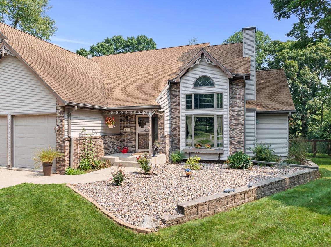261 Riverwood Dr, Mishicot, WI 54228