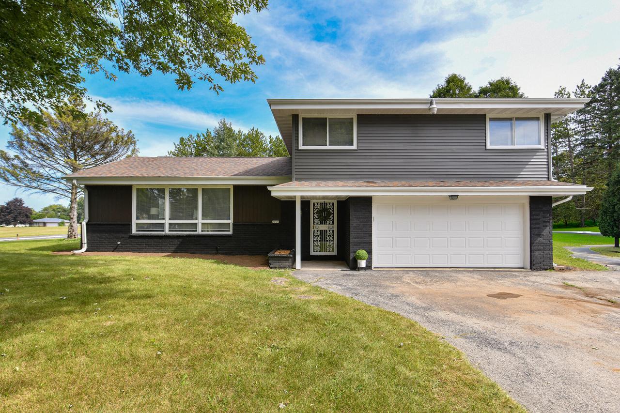 7000 N 100th St, Milwaukee, WI 53224