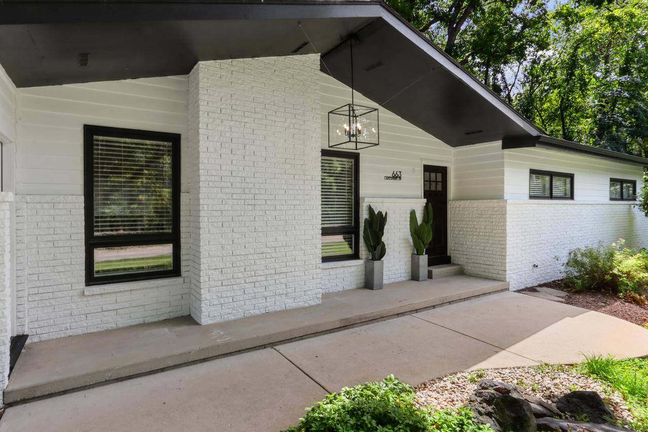 663 S Lakeshore Dr, Fontana, WI 53125