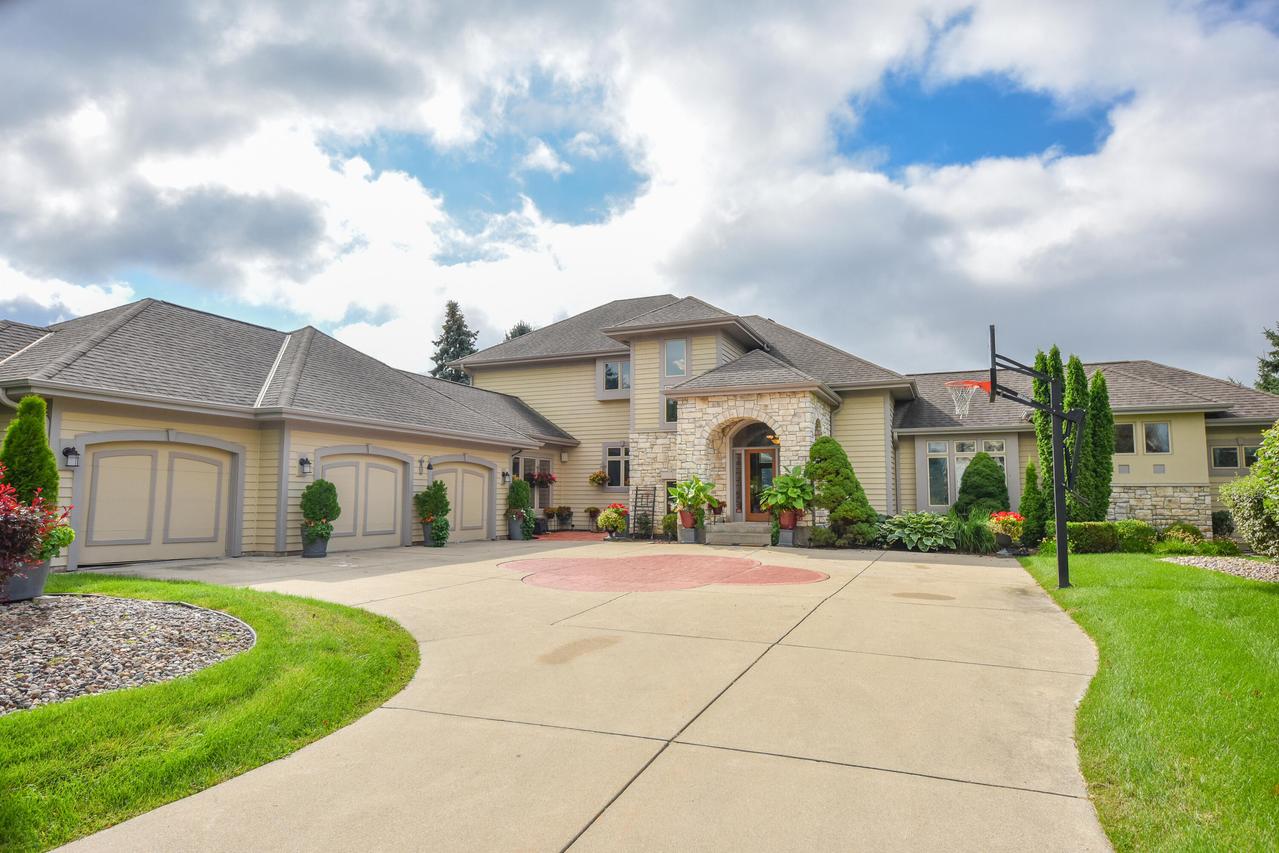 W33N33201 Maplewood Rd, Nashotah, WI 53058