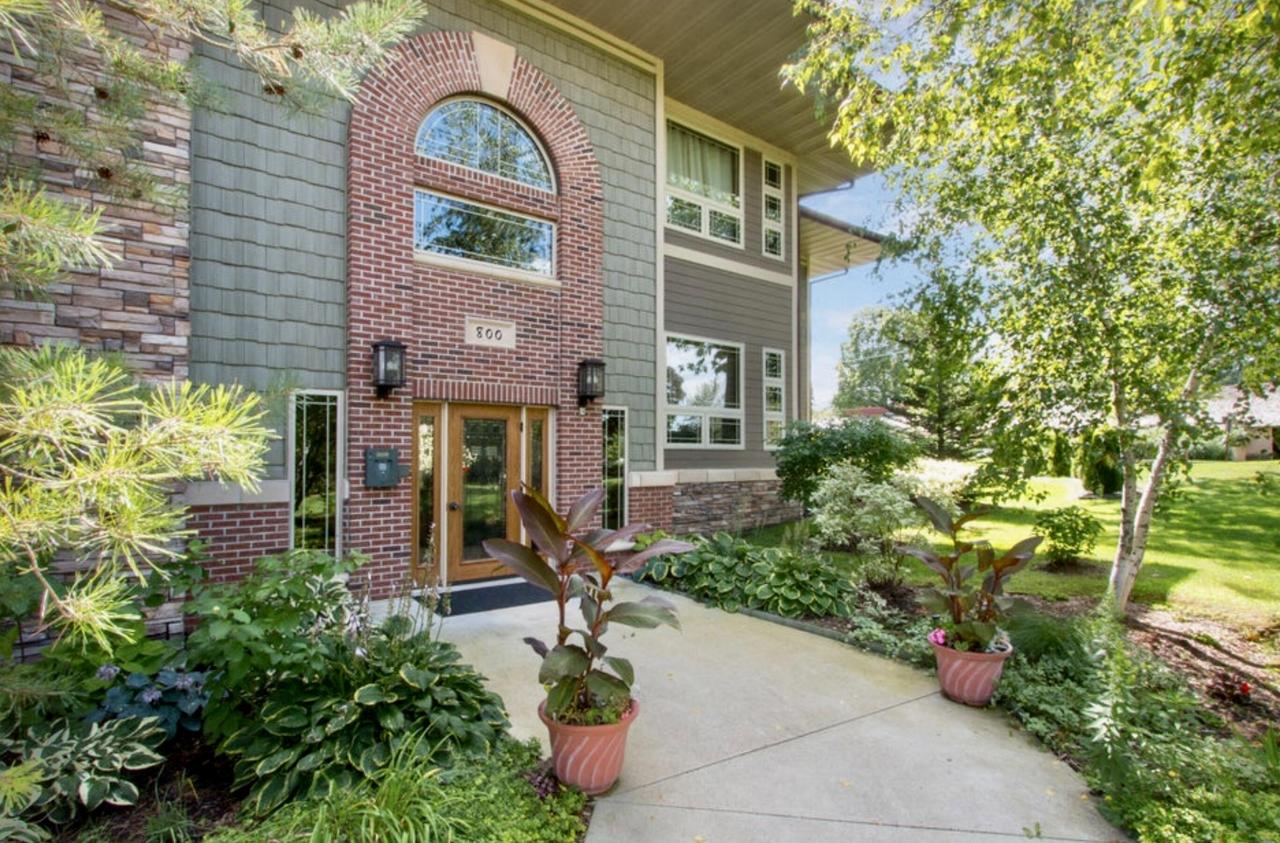 415 S Wells St #810, Lake Geneva, WI 53147