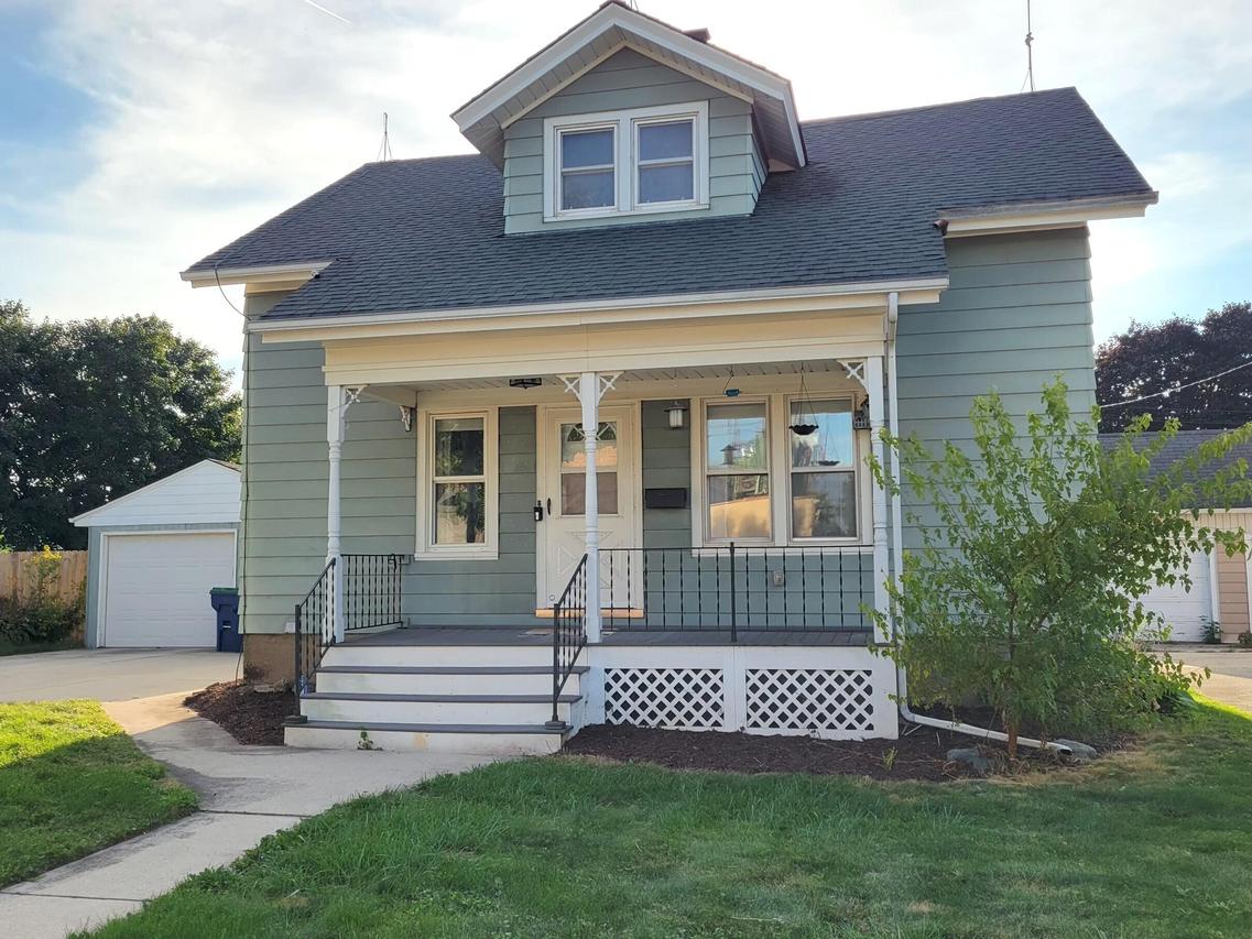 1021 9th St, Grafton, WI 53024