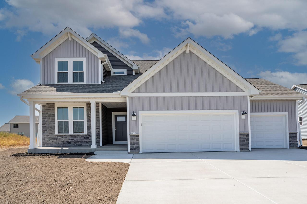 1690 Whalen Dr, Oconomowoc, WI 53066