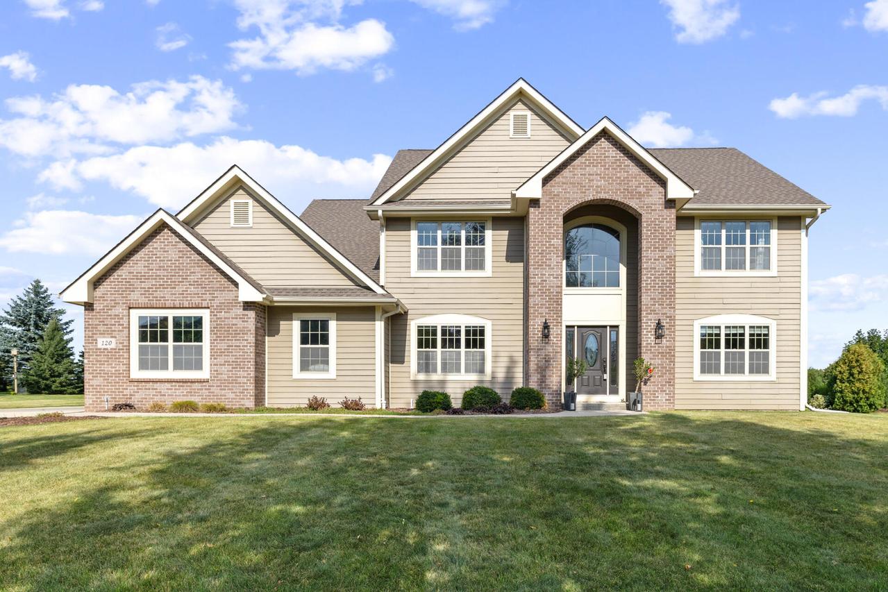 120 Kestrel Way, Hartland, WI 53029