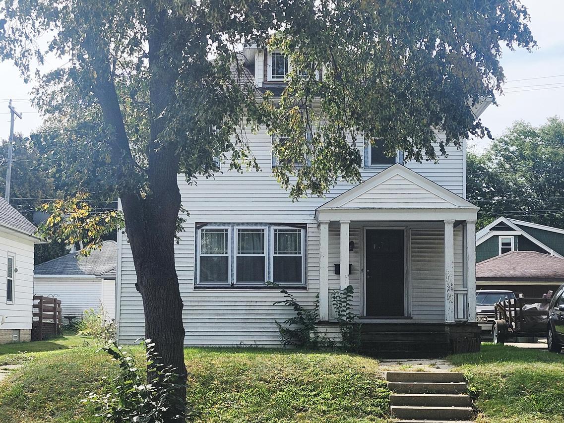 5821 W Wells St, Wauwatosa, WI 53213